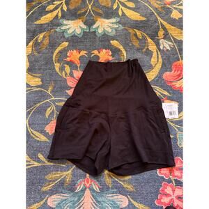 NWT Beyond Yoga Beyond the Bump Maternity Shorts Size Large